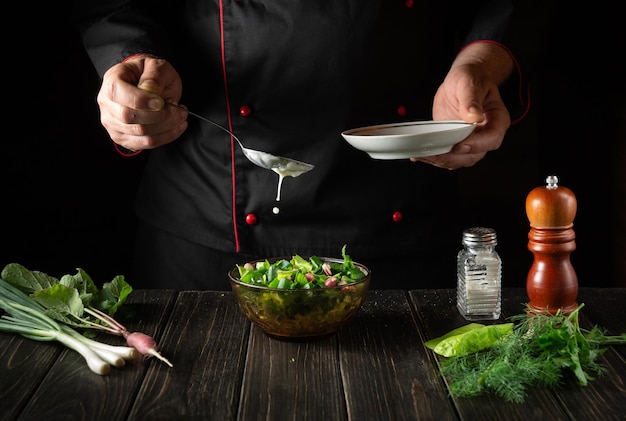 Kucharz przygotowujący posiłek