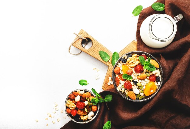 Tal​​erz z kolorowym daniem